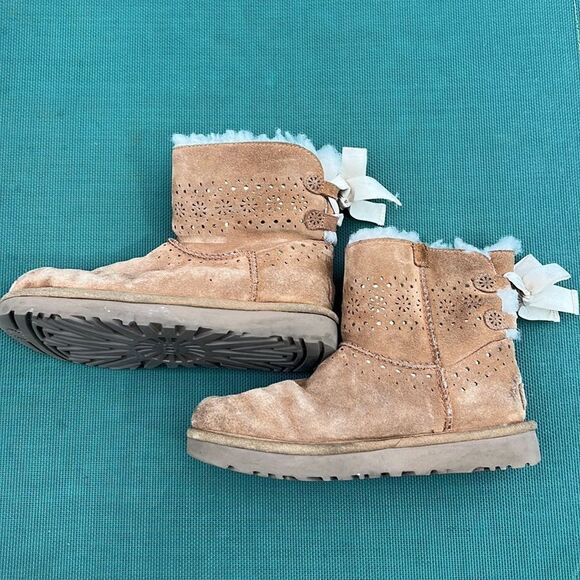 UGG Boots Womens Dae Sunshine Bailey Bow Ankle High Fur Brown size 6 - Picture 2 of 8